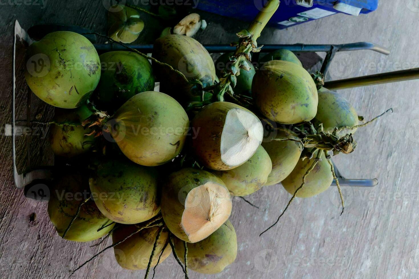 een kar met een bundel van kokosnoten foto