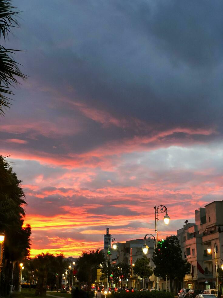 humeur van een bewolkt stad avond foto