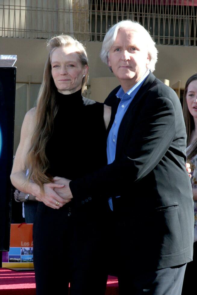 suzy amis James cameron Bij de Hollywood wandelen van roem ceremonie voor James cameron Egyptische theater trottoir los angeles ca december 18 2009 foto