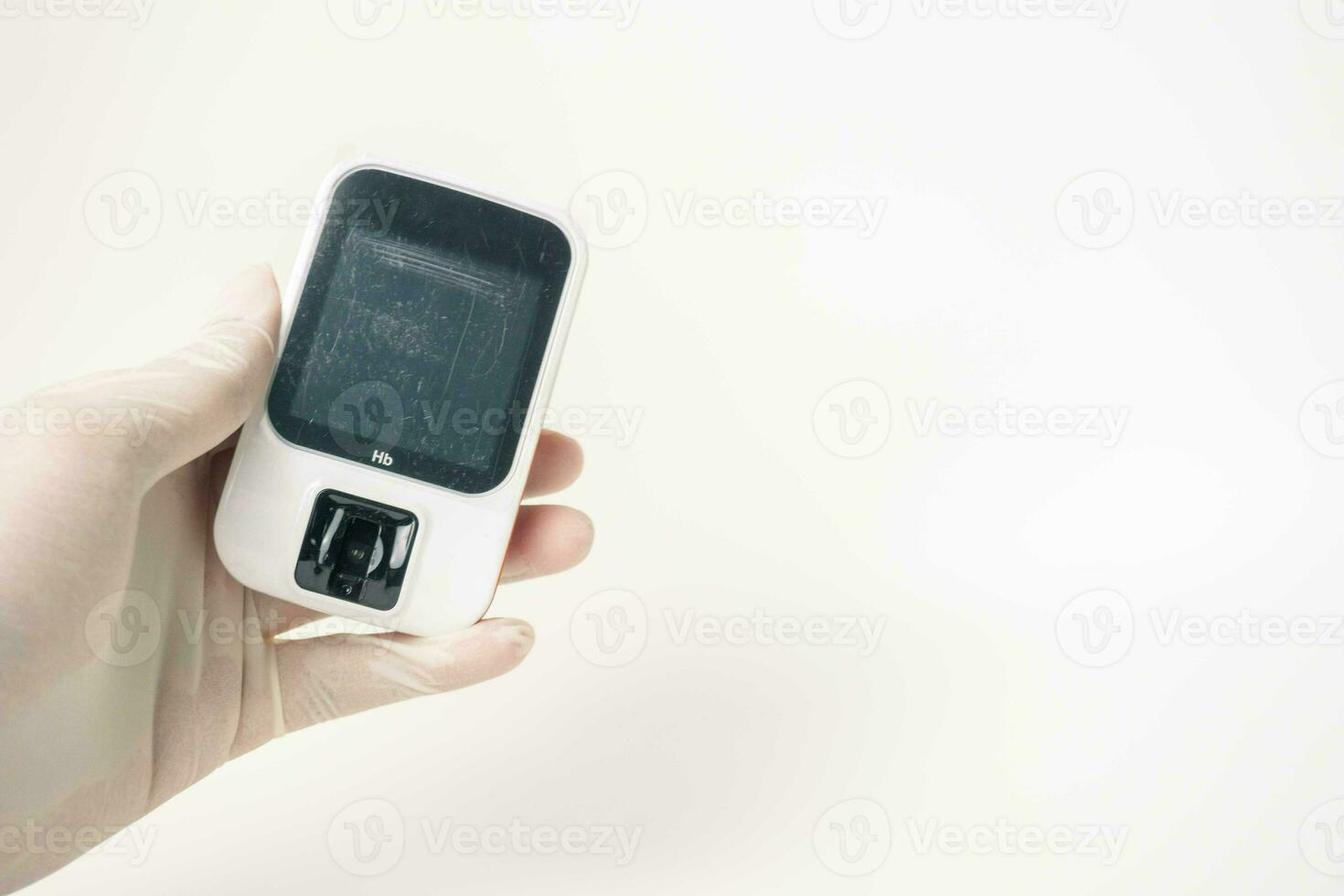 man's hand- Holding glucose meter geïsoleerd. diabetes concept. diabetes concept foto