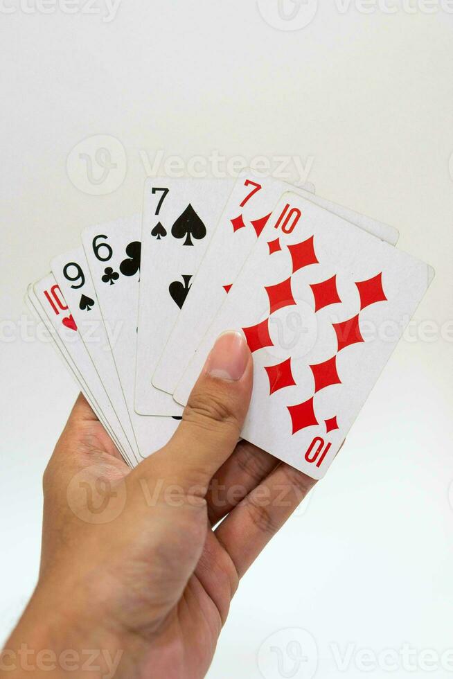 spelen kaarten in hand- geïsoleerd Aan wit achtergrond foto