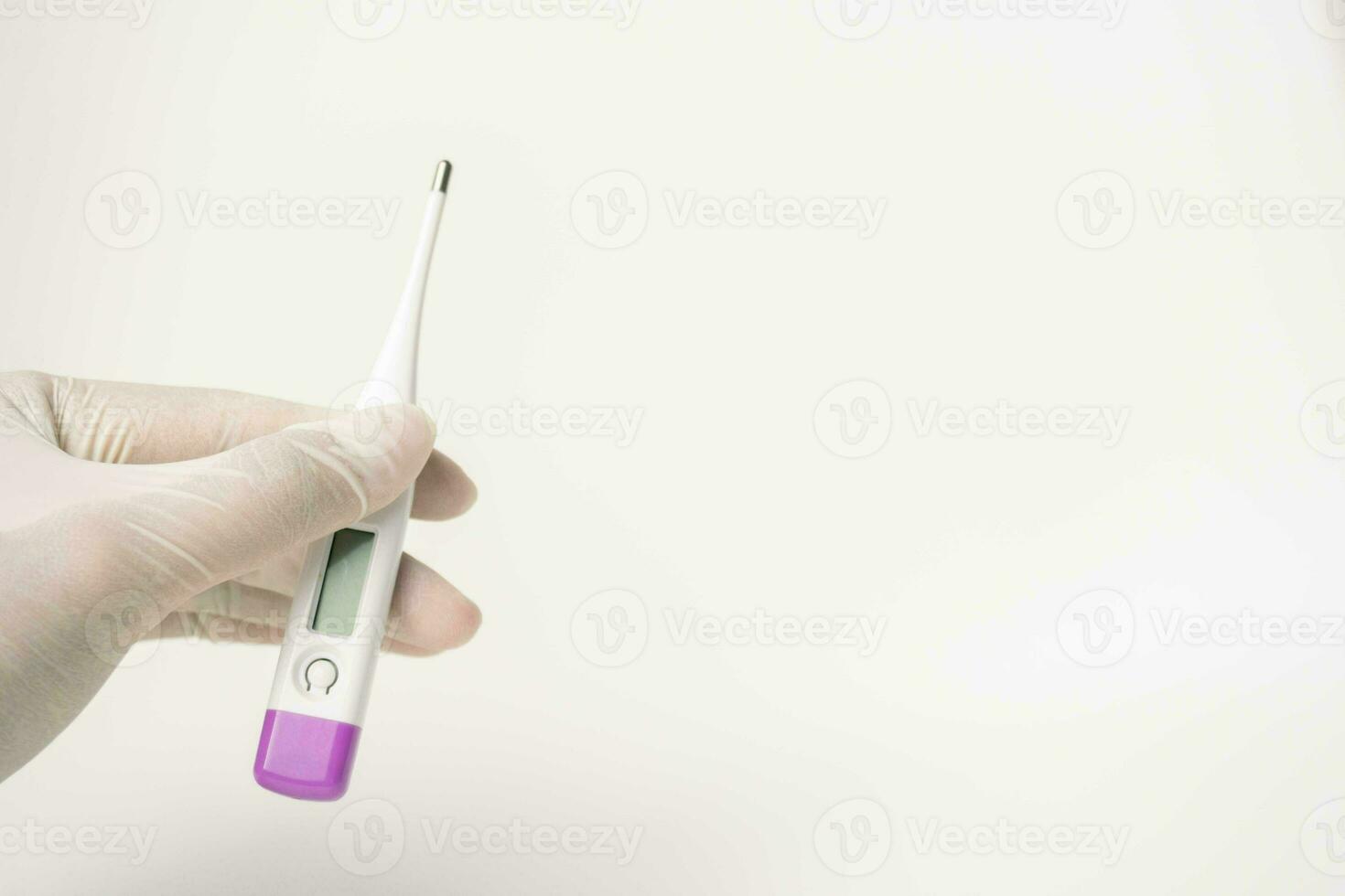 vrouw handen Holding een digitaal thermometer. meisje maatregelen de temperatuur. koorts en gezondheidszorg concept foto