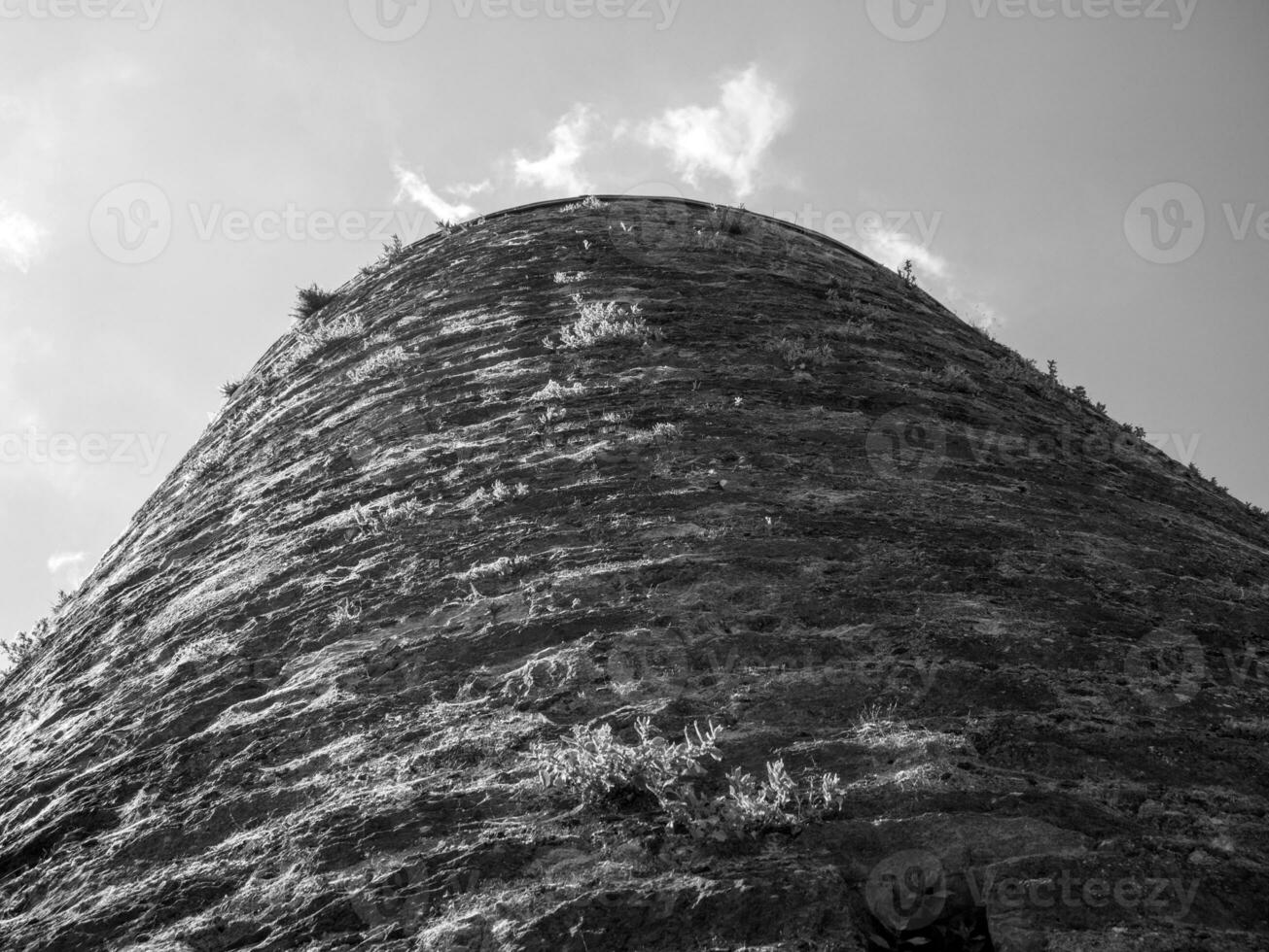 oud keltisch kasteel toren muur dichtbij visie achtergrond, flauw kasteel in Ierland, oud oude keltisch vesting foto