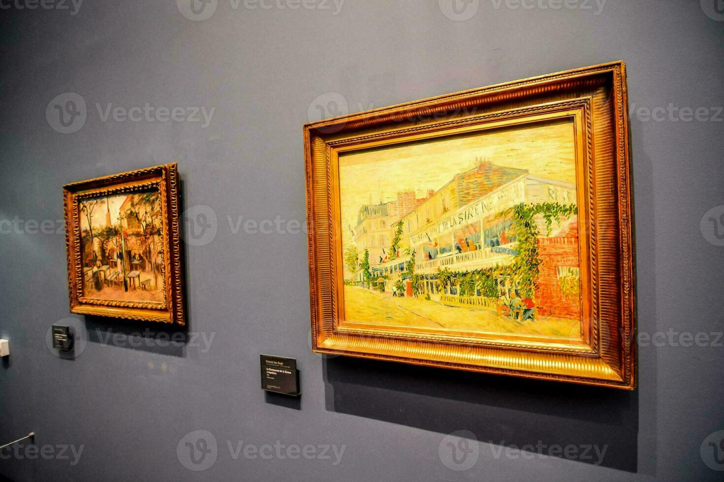 twee schilderijen Aan Scherm in een museum foto