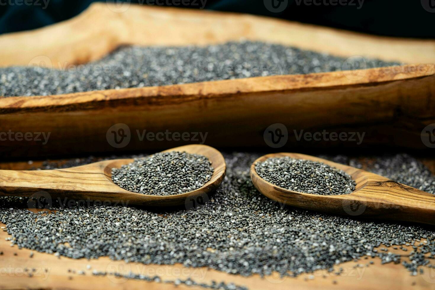 superfood chia salvia hispanica zaden Aan olijf- hout foto