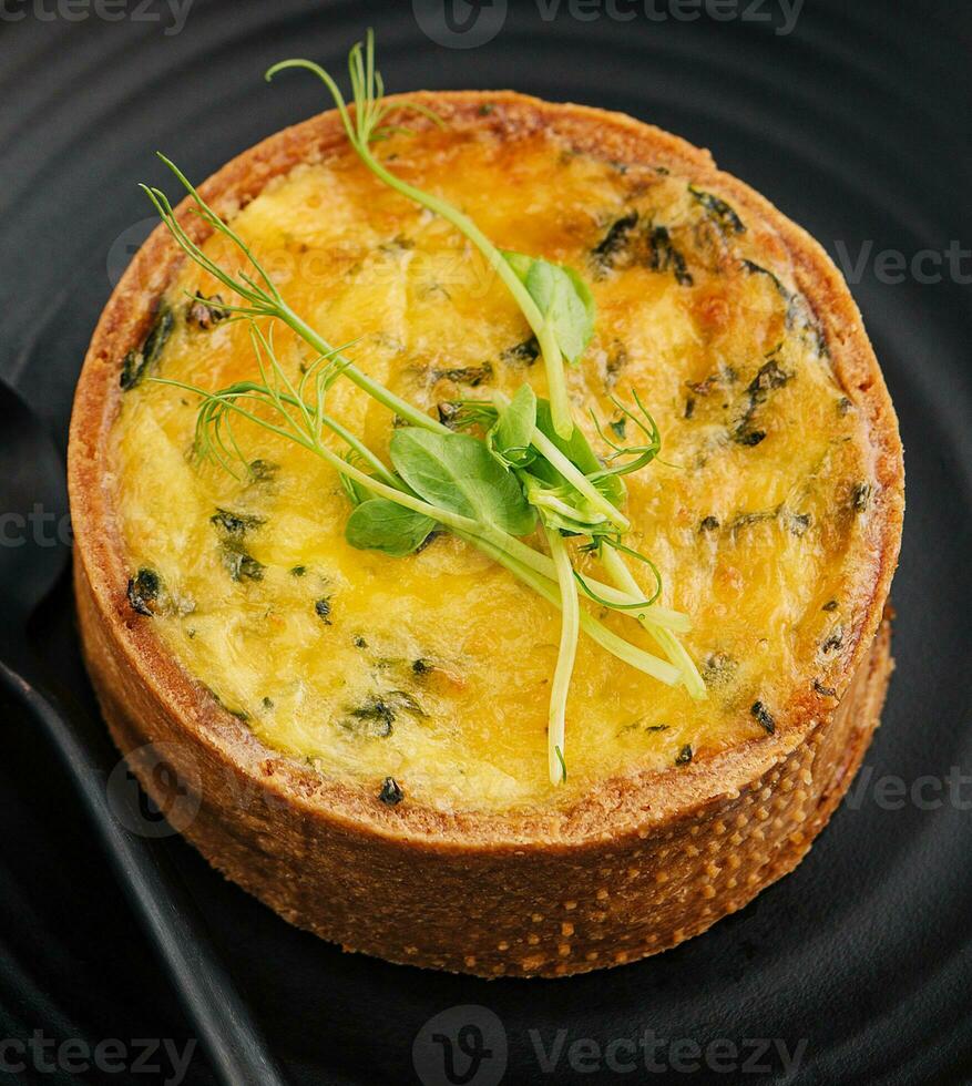 bord van veel mini beet grootte Quiche voorgerechten foto