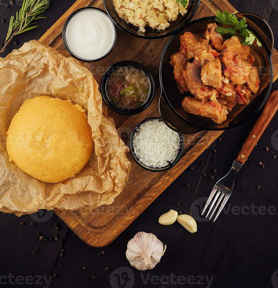 traditioneel Roemeense hominy pap Aan een houten dienblad foto