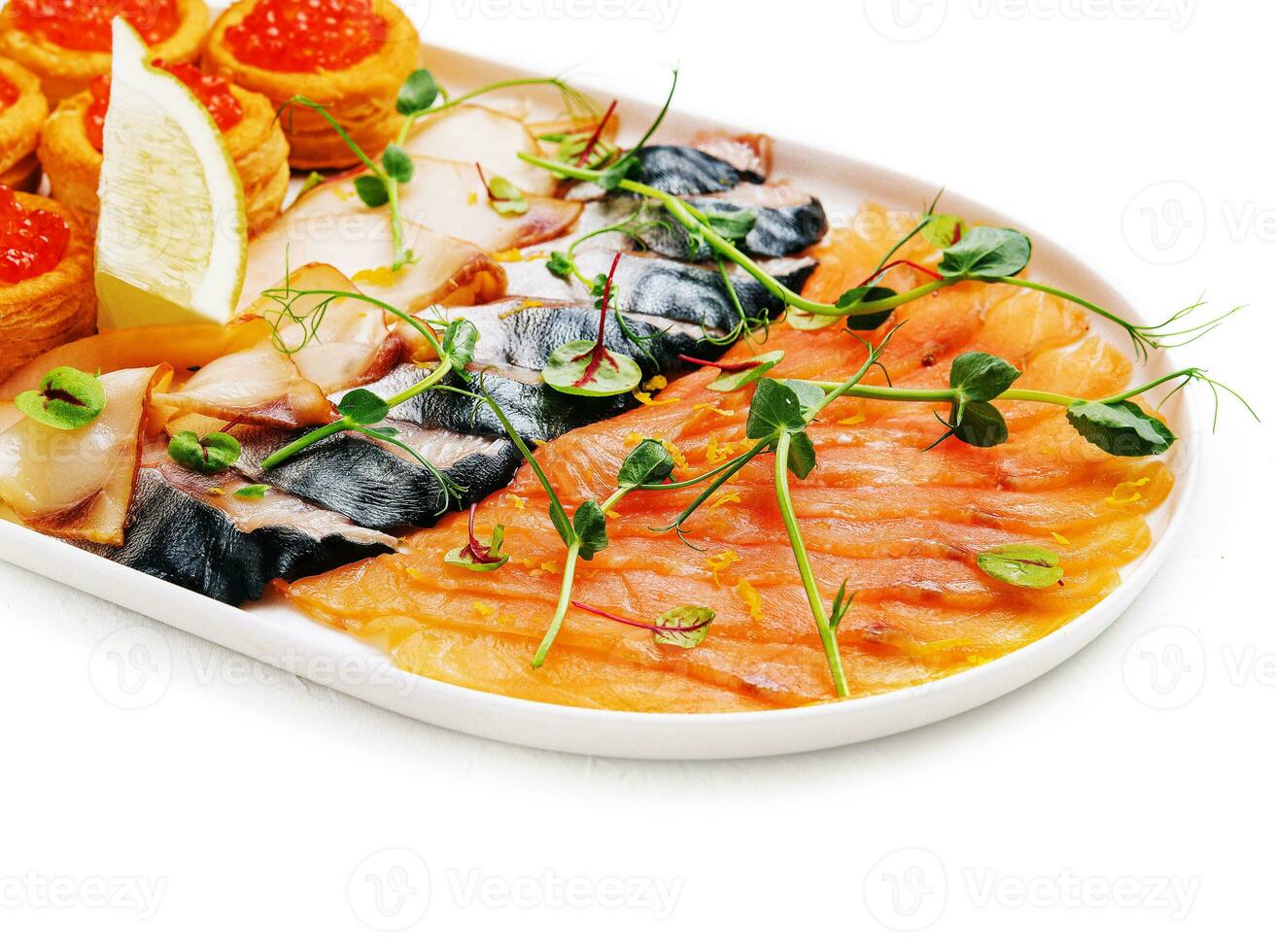 geassorteerd vis Aan een bord. gerookt en gezouten vis foto