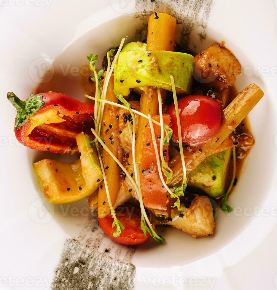 kabeljauw vis gebakken met groenten top visie foto