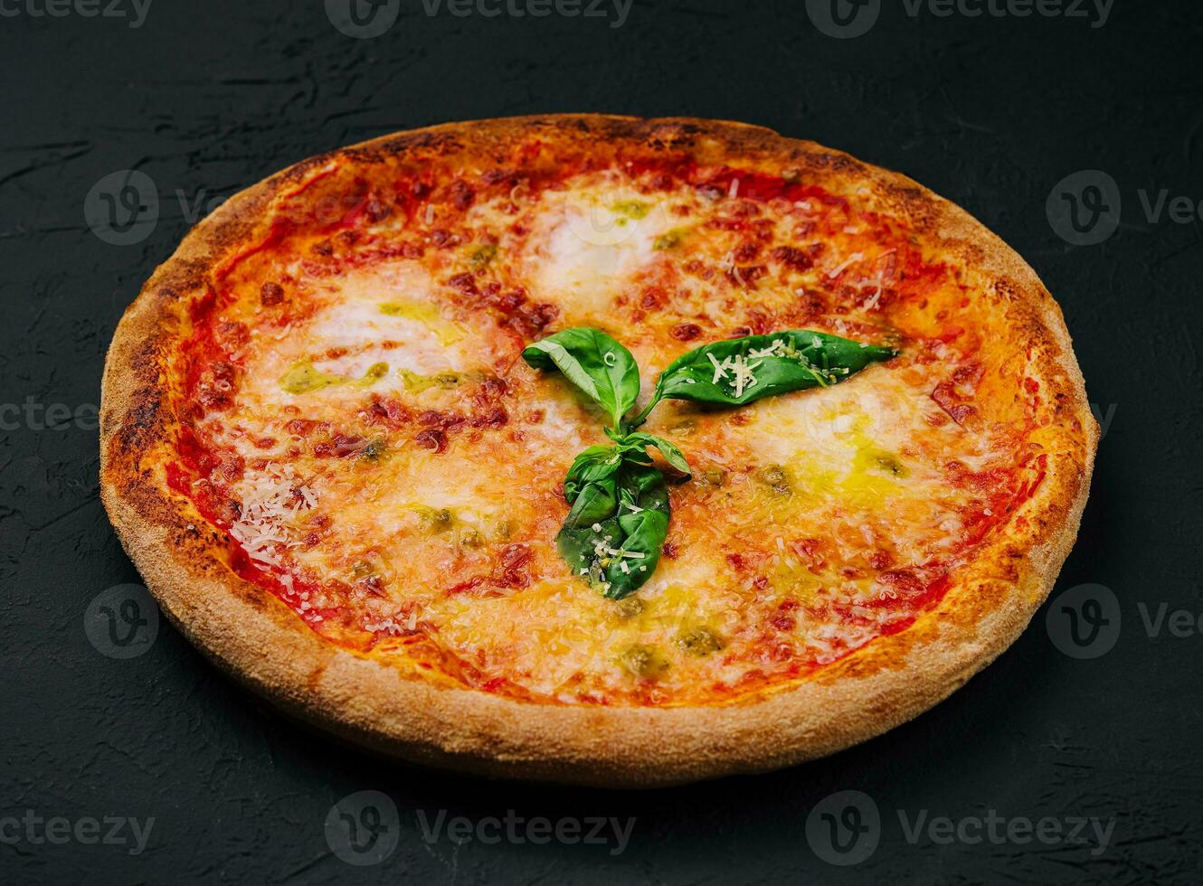 margherita pizza met basilicum Aan zwart steen foto