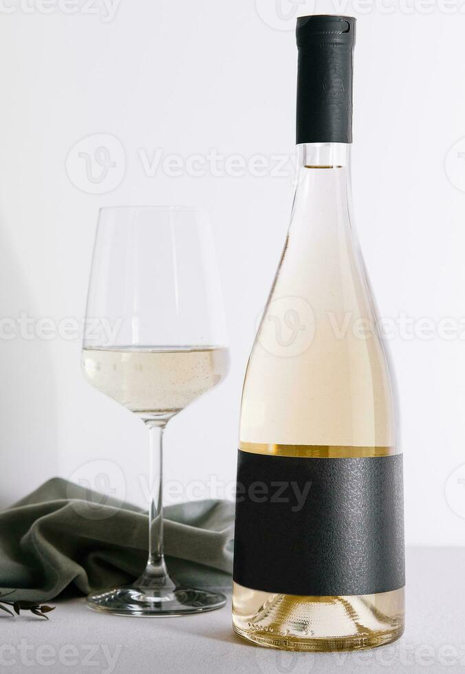 fles van wijn met een glas van wijn foto