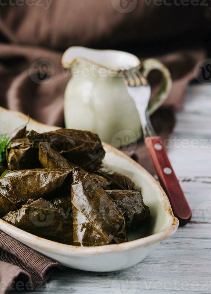 dolma kool broodjes druif bladeren met vulling en wit saus foto