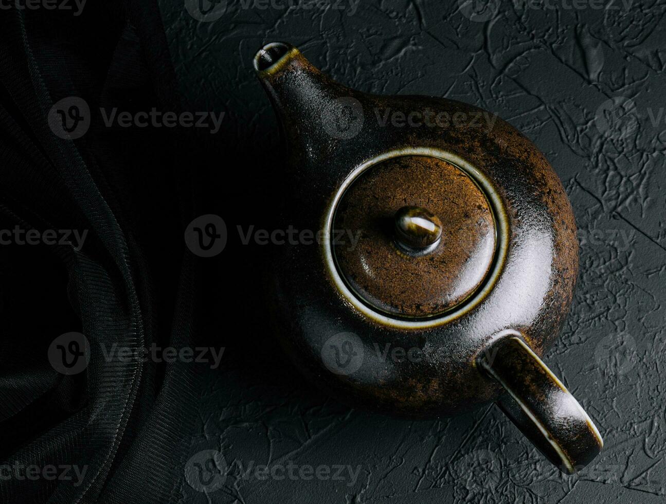 harmonie van thee waterkoker Aan zwart steen foto