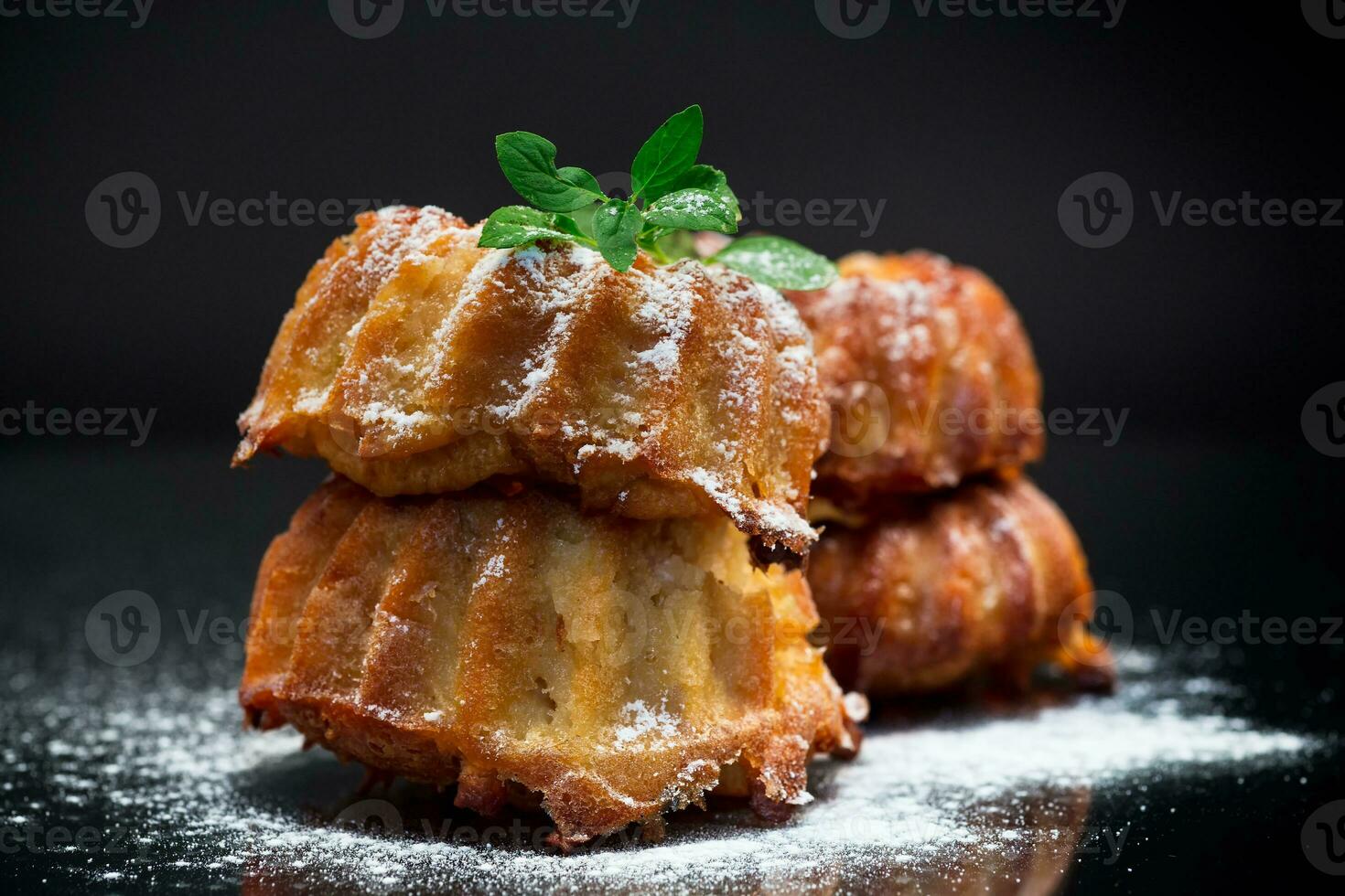 gekookt zoet honing muffins in gepoederd suiker foto