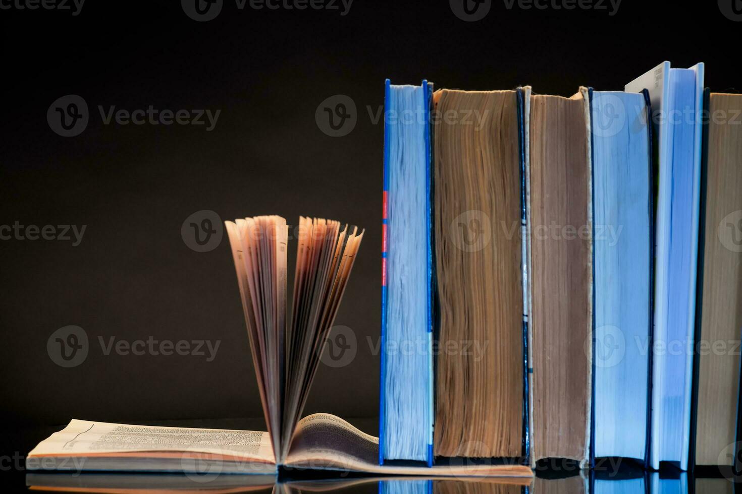 Open boek voor lezing en een stack van boeken foto