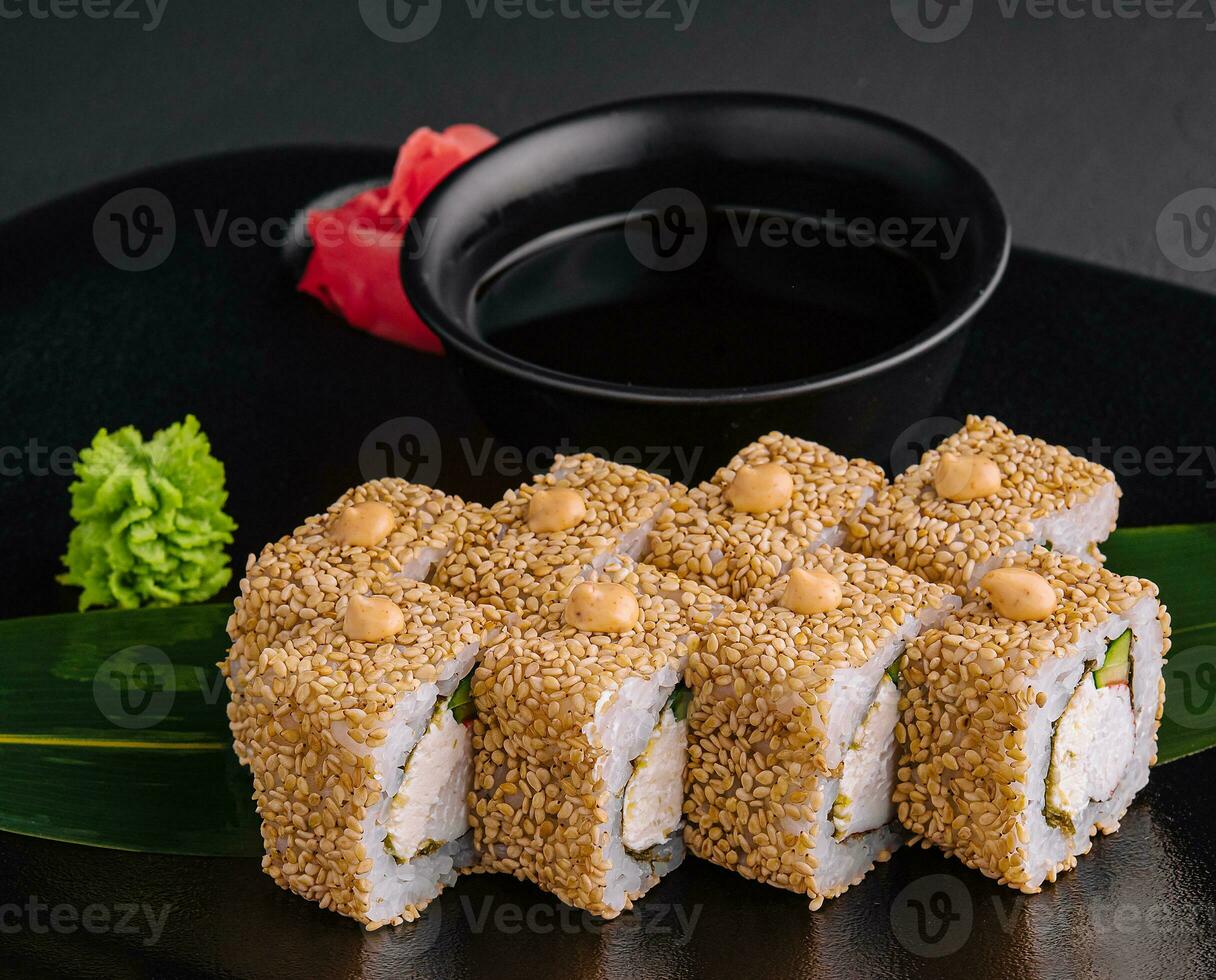 smakelijk sushi broodjes Californië met sneeuw krab, room kaas, avocado met sesam zaden foto