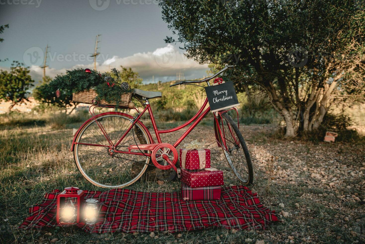 buitenshuis Kerstmis sessie met lantaarn en rood fiets foto