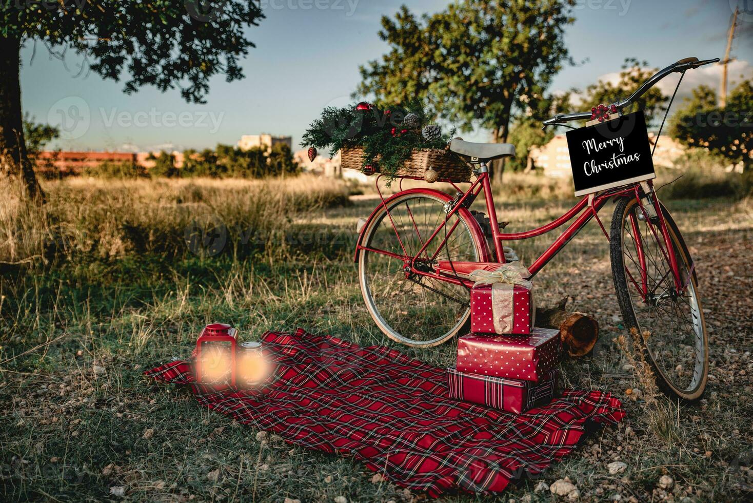 rood fiets met Kerstmis cadeaus en sommige lantaarns buitenshuis foto