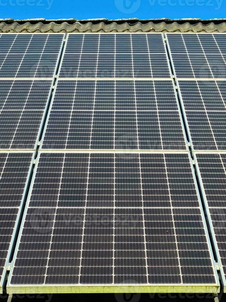 zonnepanelen die schone energie produceren op een dak van een woonhuis foto