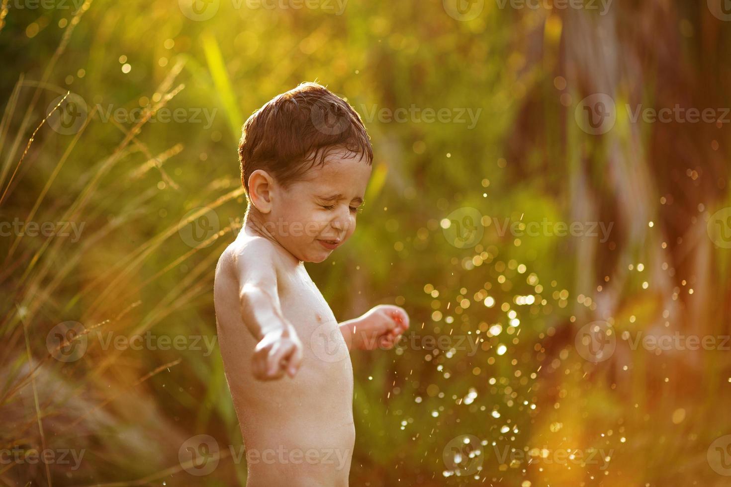 kleine jongen onder plons foto