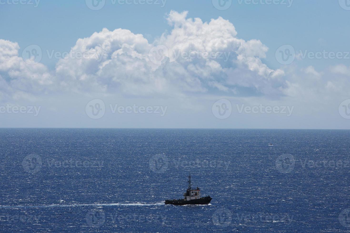 klein schip dat op de oceaan vaart foto