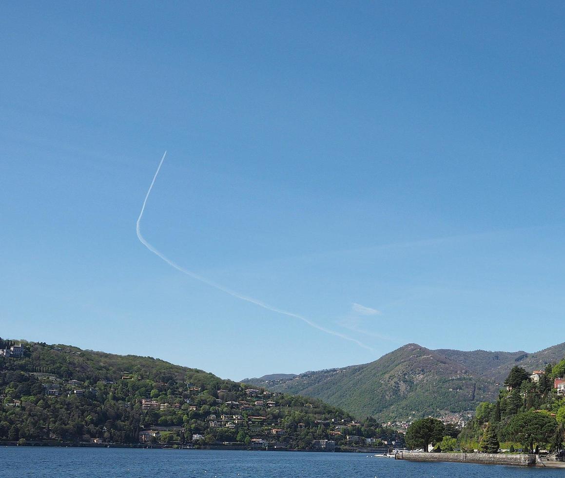 vliegtuigsporen in de lucht foto