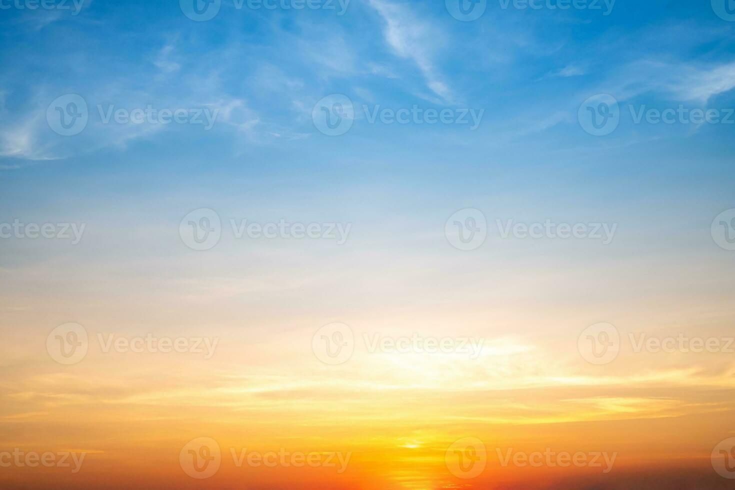 echt verbazingwekkend mooi zonsopkomst en luxe zacht helling oranje goud wolken met zonlicht Aan de blauw lucht perfect voor de achtergrond, nemen in altijd, schemering zonsondergang lucht met teder kleurrijk wolken foto