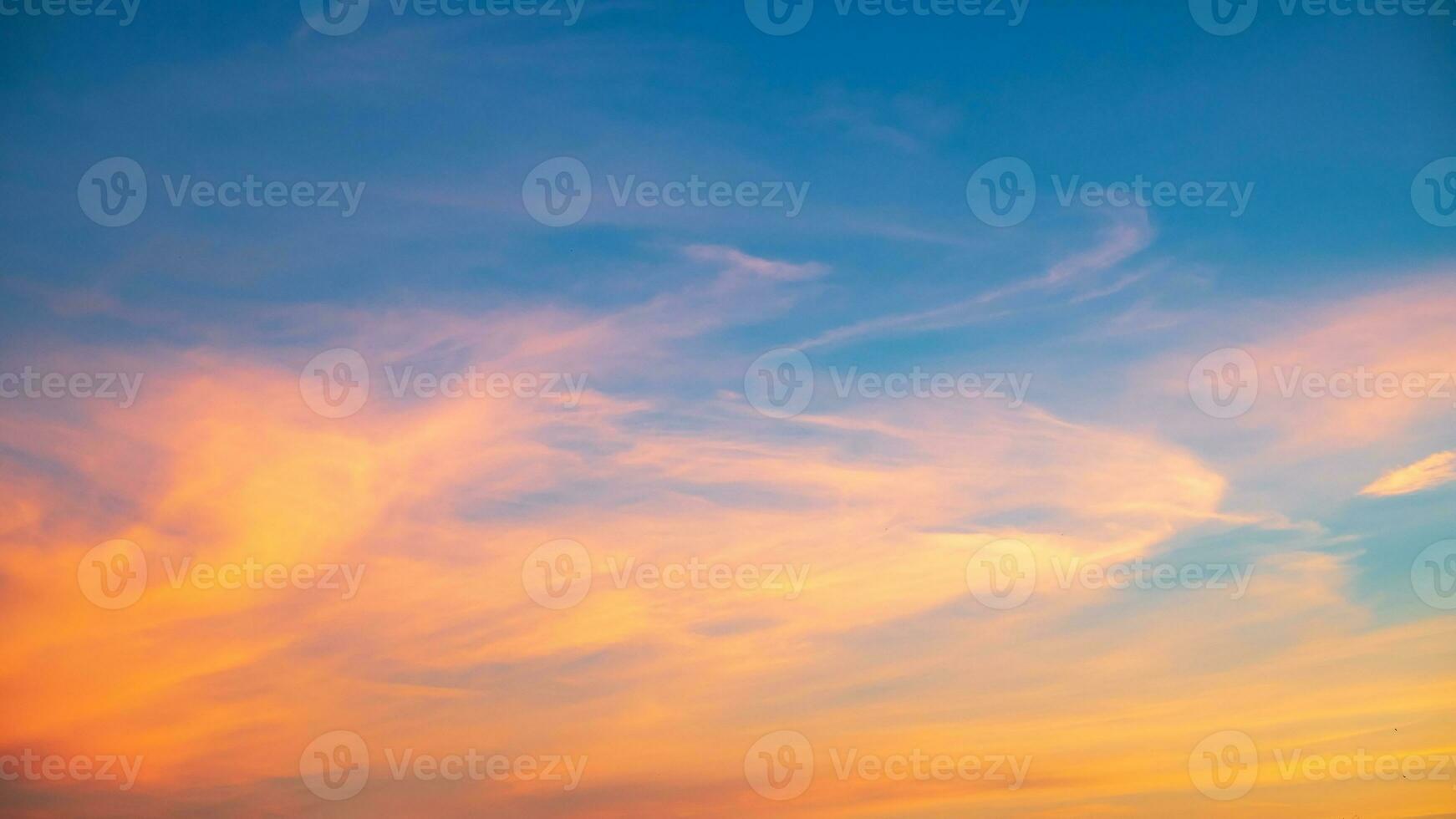 echt verbazingwekkend mooi zonsopkomst en luxe zacht helling oranje goud wolken met zonlicht Aan de blauw lucht perfect voor de achtergrond, nemen in altijd, schemering zonsondergang lucht met teder kleurrijk wolken foto