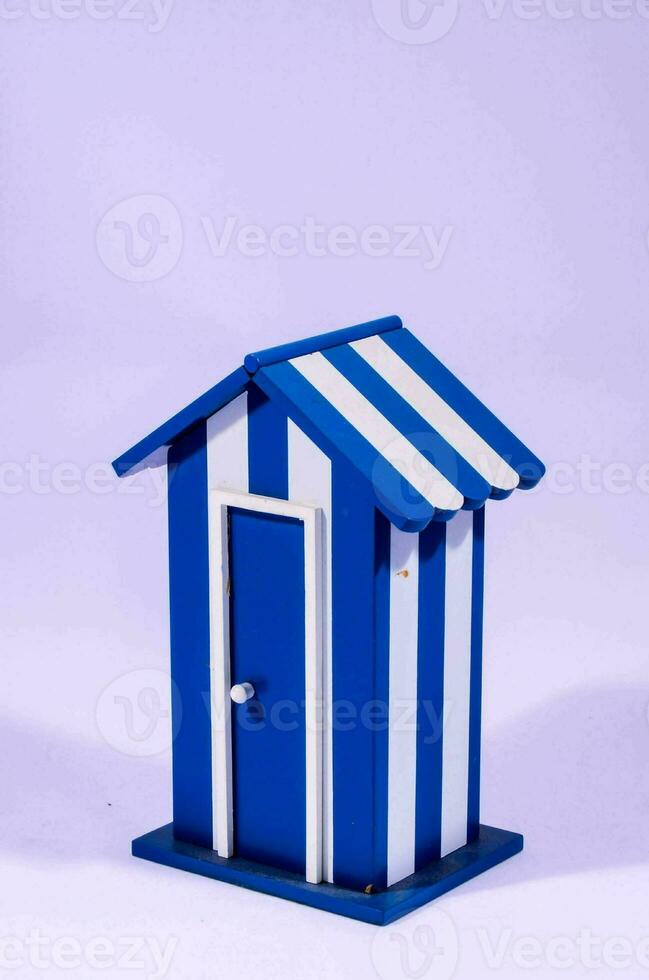 een blauw en wit strand hut met een deur foto