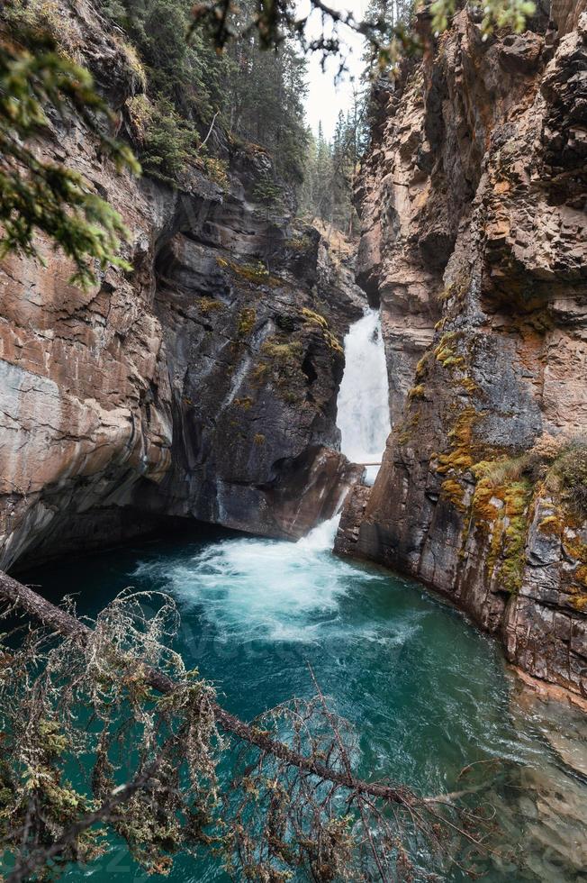 lagere watervallen die stromen in de Johnston Canyon in Banff National Park foto