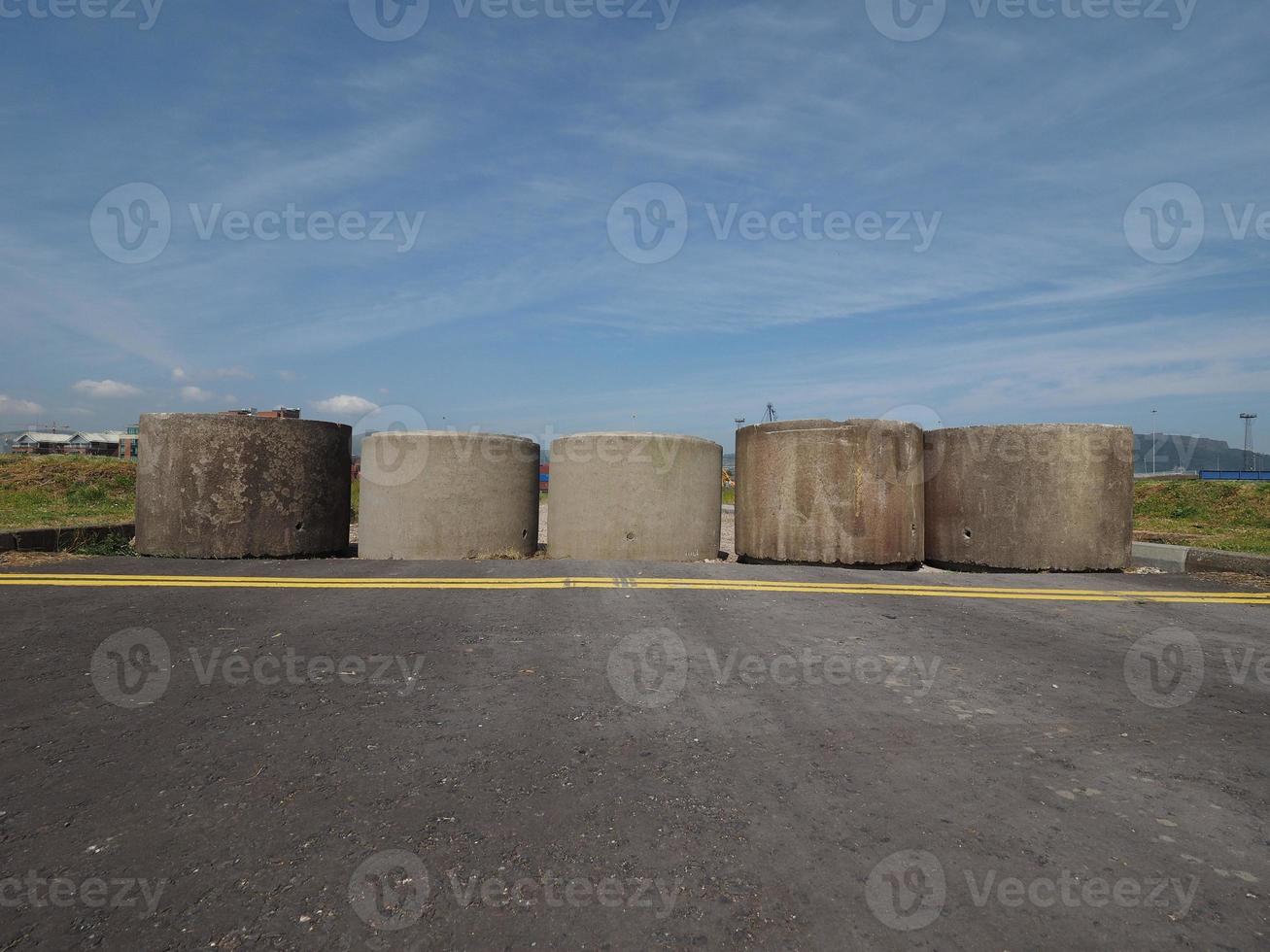 betonnen cilinders die de toegang tot de bouwplaats blokkeren foto