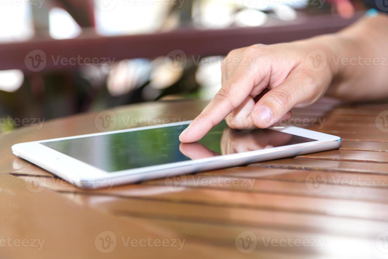 bijgesneden weergave van vrouwen die een digitale tablet gebruiken foto