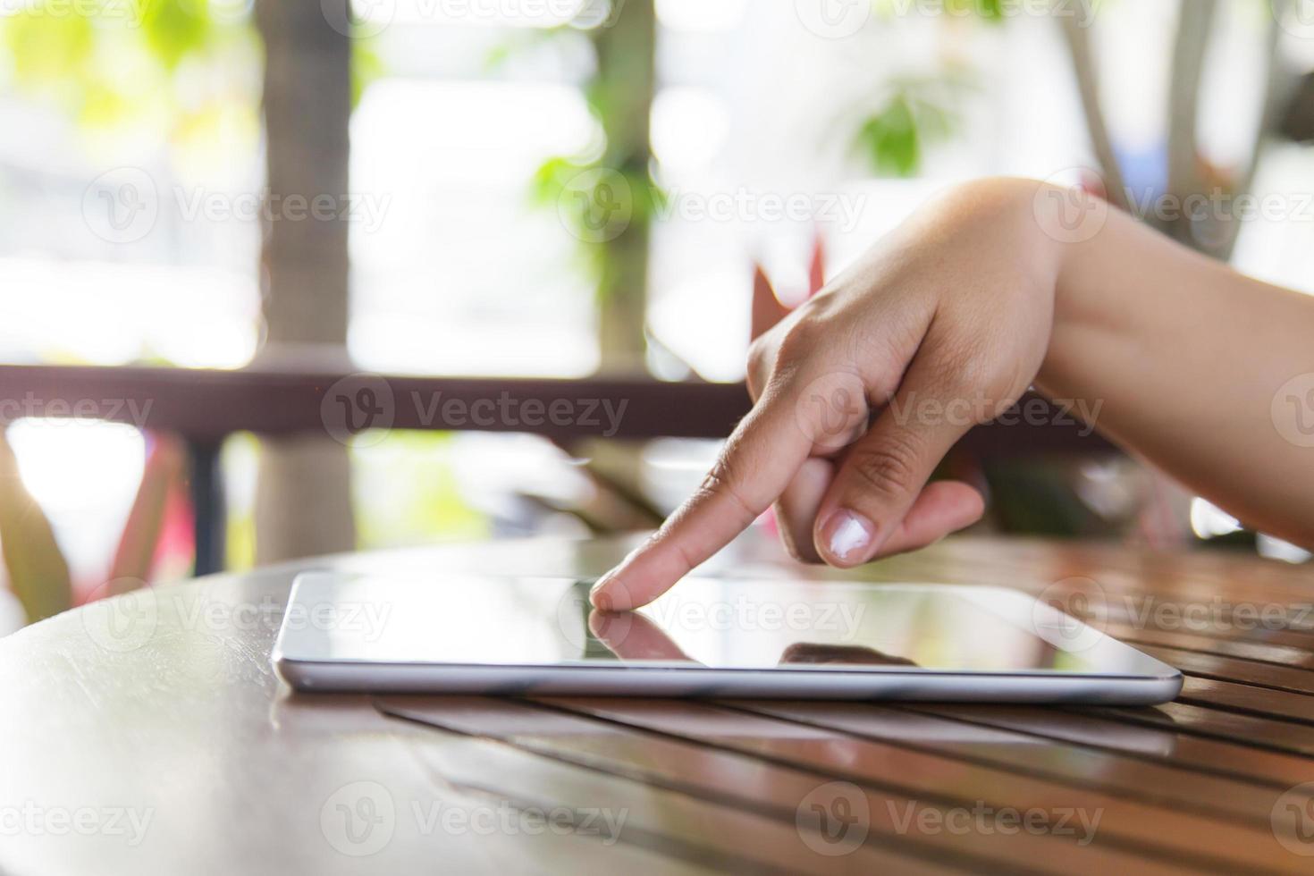 bijgesneden weergave van vrouwen die een digitale tablet gebruiken foto