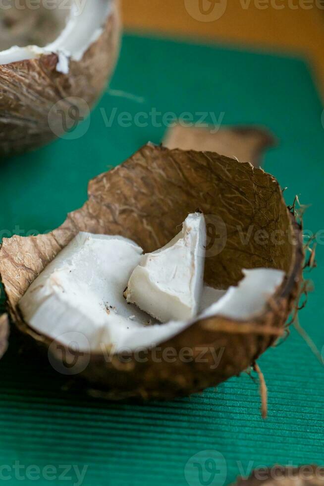 lelijk biologisch gebroken verrot kokosnoot. Pel en wit binnenkant van een beschimmeld kokosnoot. verwend voedingsmiddelen. foto