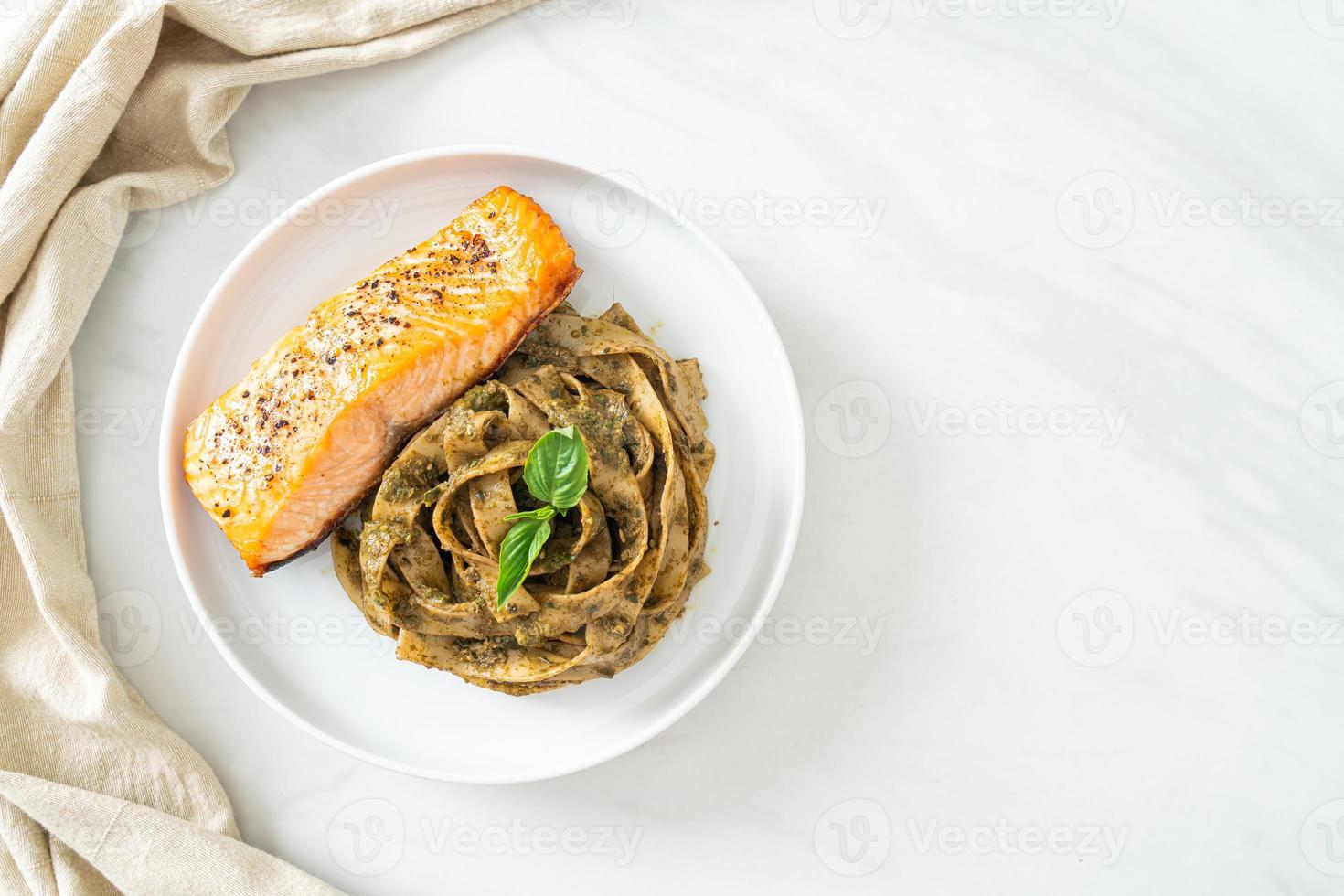 pesto fettuccine spaghetti pasta met gegrilde zalmfilet foto