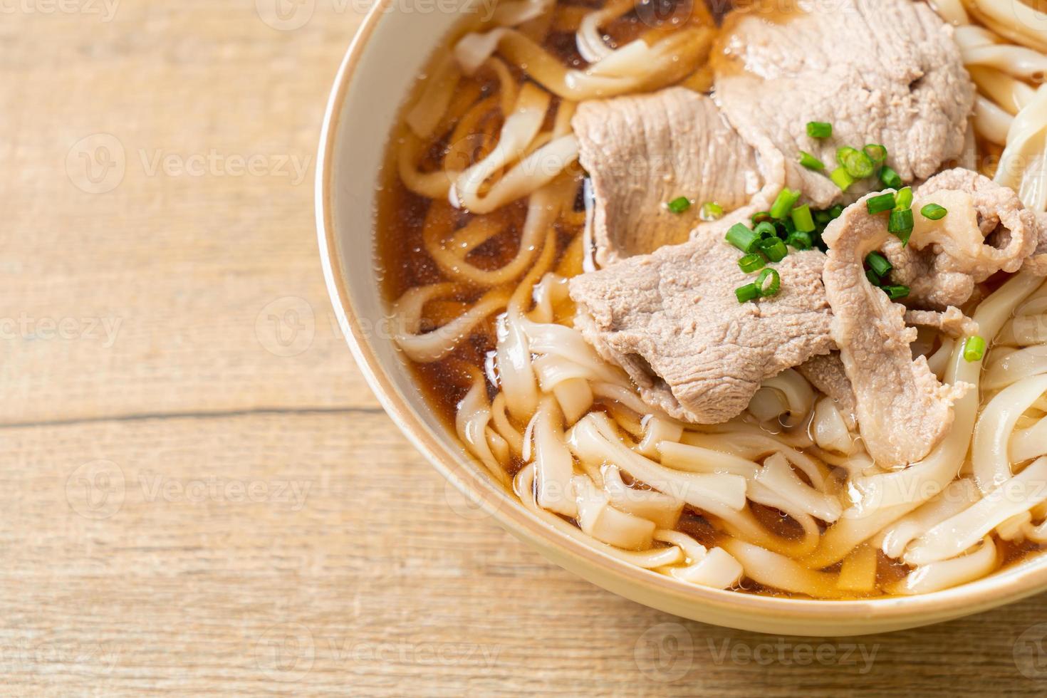 zelfgemaakte udon noedels met varkensvlees in soja- of shoyusoep foto