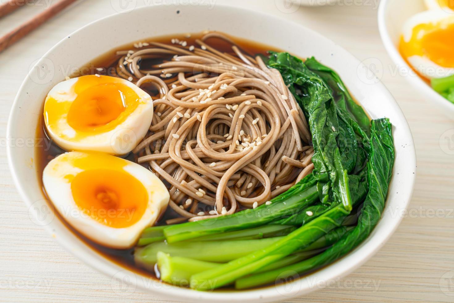 ramen noodles met ei - veganistische of vegetarische eetstijl foto