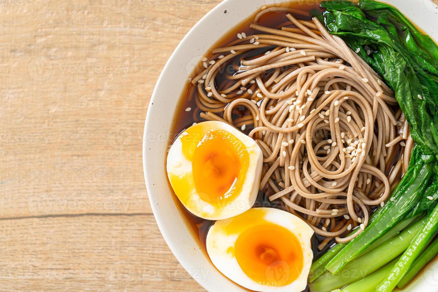 ramen noodles met ei - veganistische of vegetarische eetstijl foto