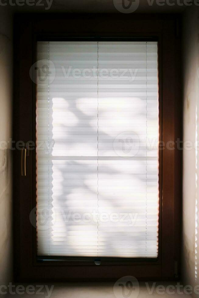 zon schittering Aan een geplooid wit gordijn. foto
