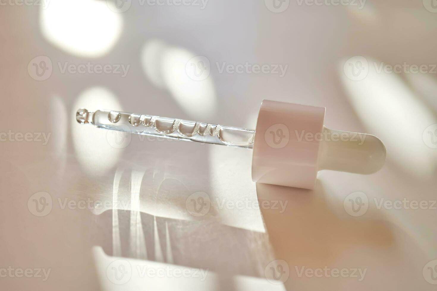 een transparant pipet van serum onder de ochtend- zon. foto