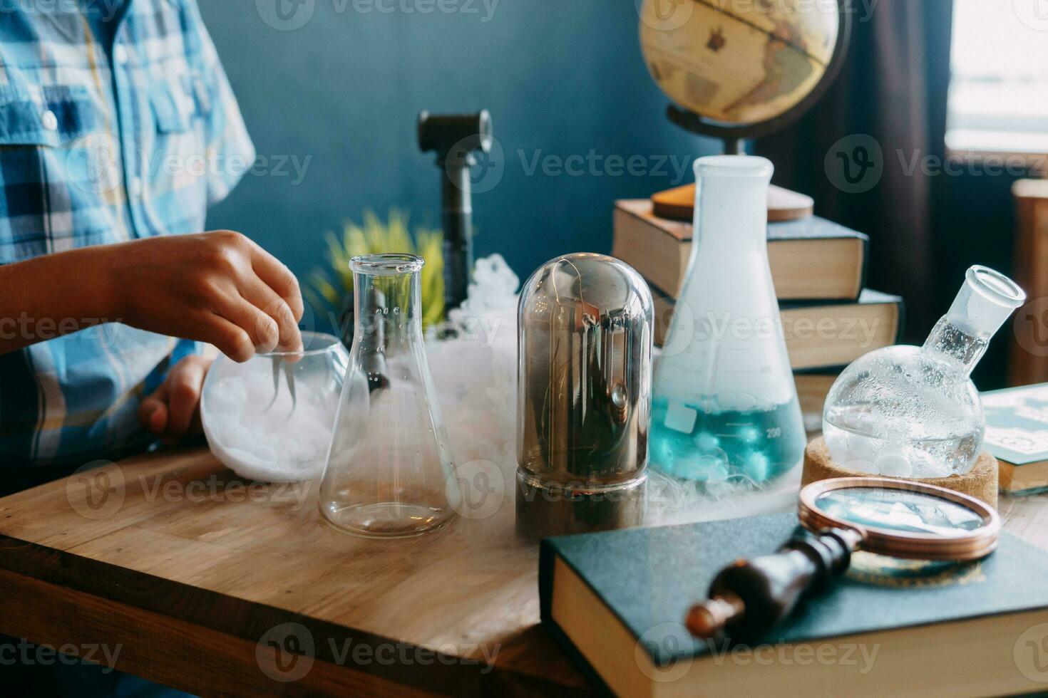 kinderen handen zijn aan het doen een chemisch experiment. foto