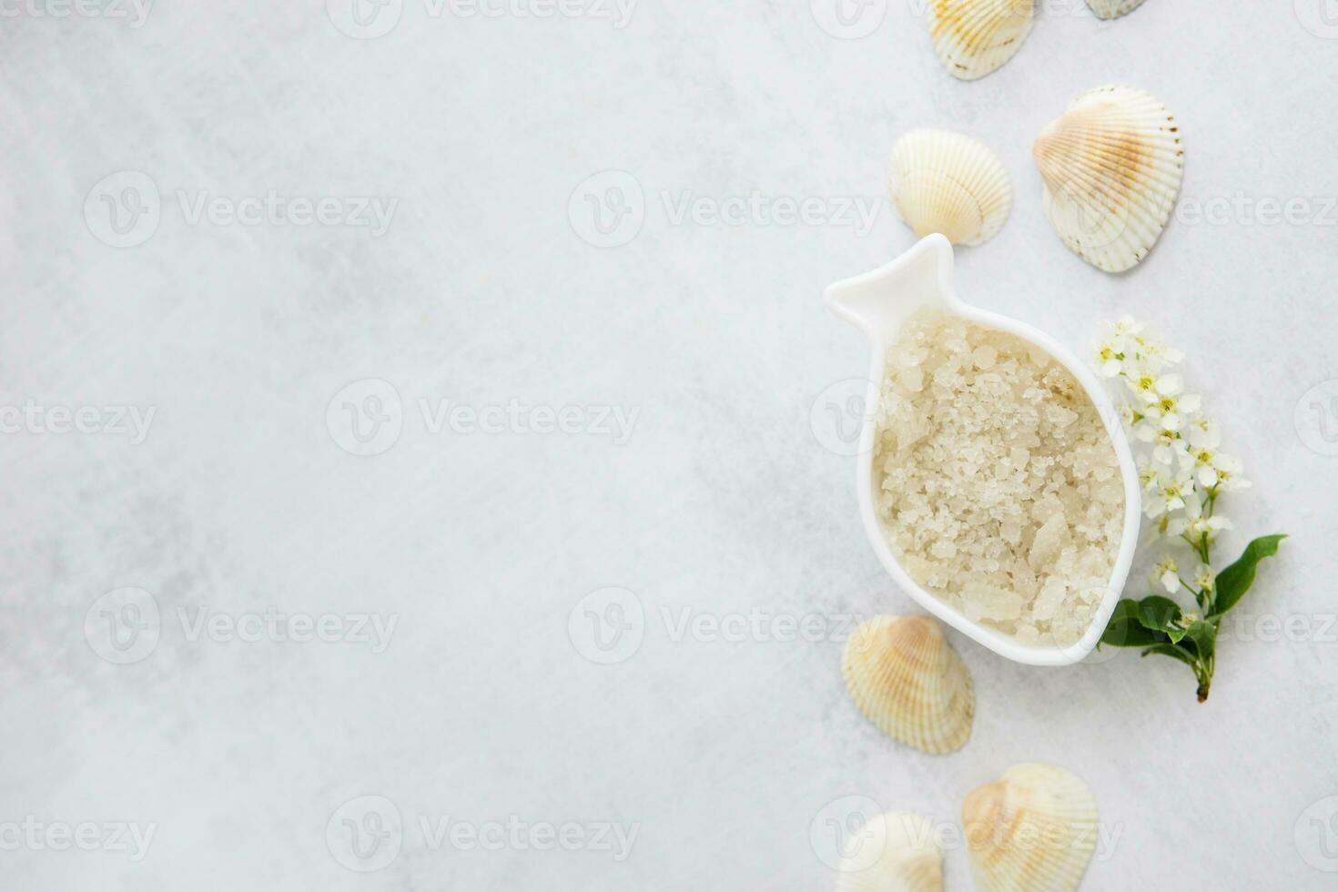 concept van spa-cosmetisch en kunstmatig procedures. spa-zee zout in wit gerechten en schelpen Aan licht beton achtergrond. de concept van een afvalvrij levensstijl. copypase. foto