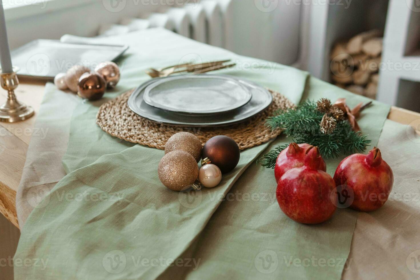 portie een feestelijk Kerstmis tafel in Scandinavisch stijl. decor Aan de tafel voordat de vakantie. foto