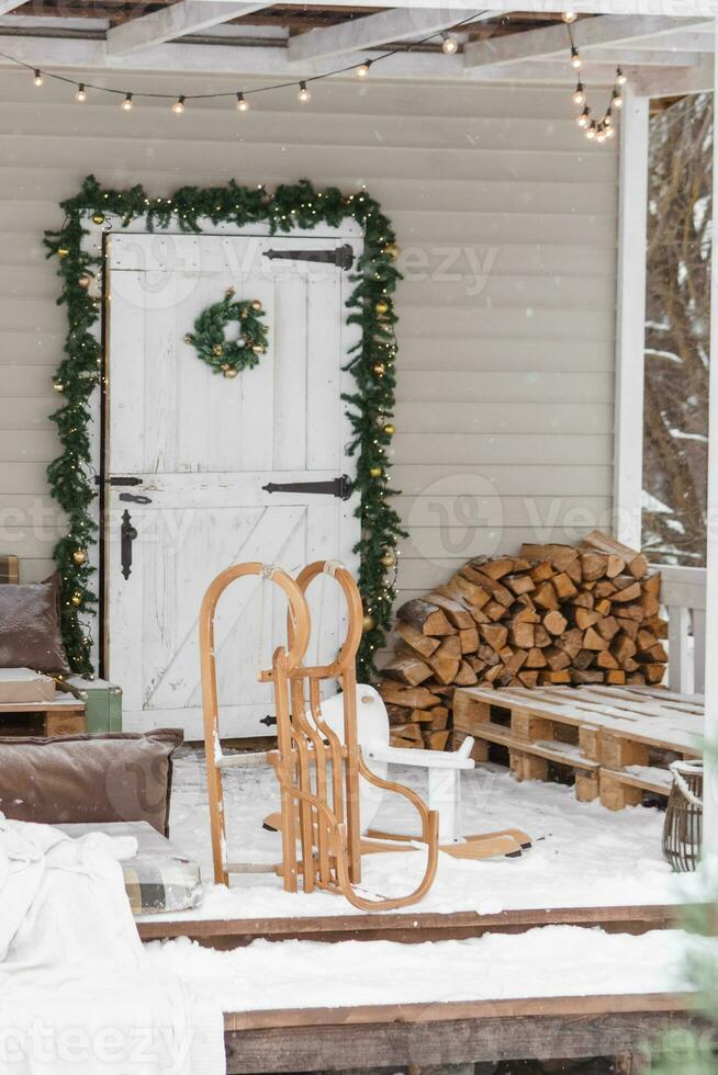 de veranda van een land huis versierd voor Kerstmis en nieuw jaar vakantie. foto