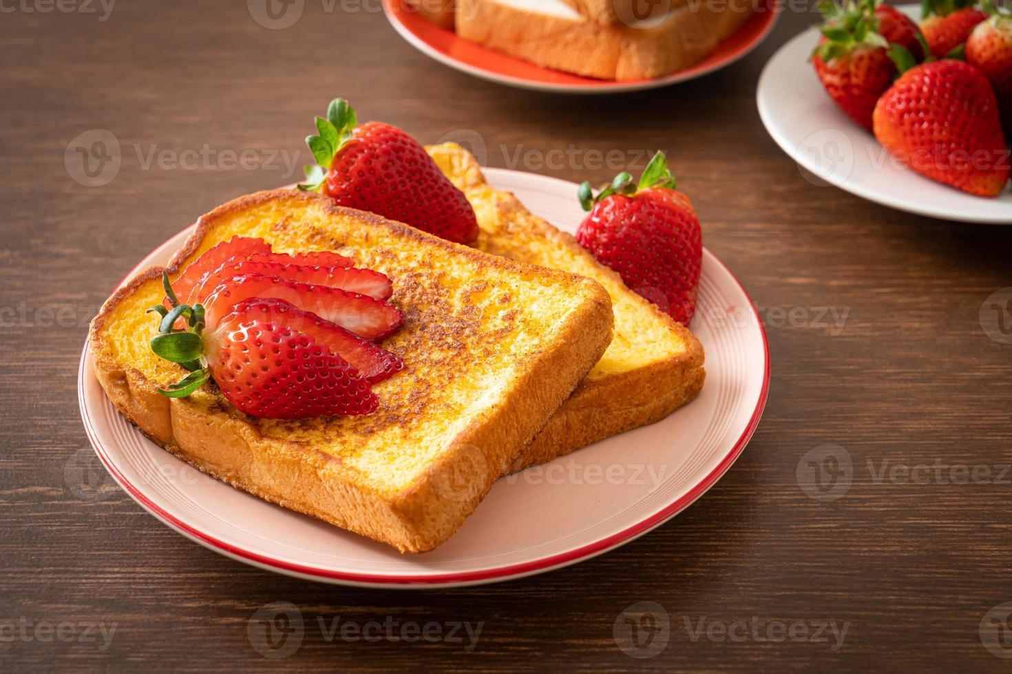 wentelteefjes met verse aardbeien foto