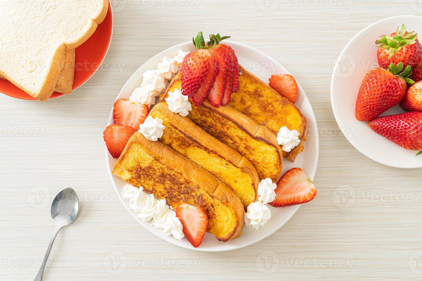 wentelteefjes met verse aardbeien en slagroom foto