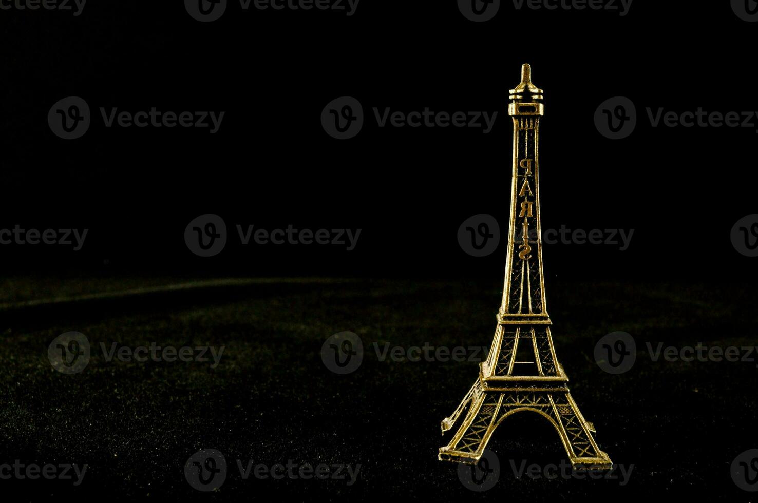 een goud miniatuur van de eiffel toren foto