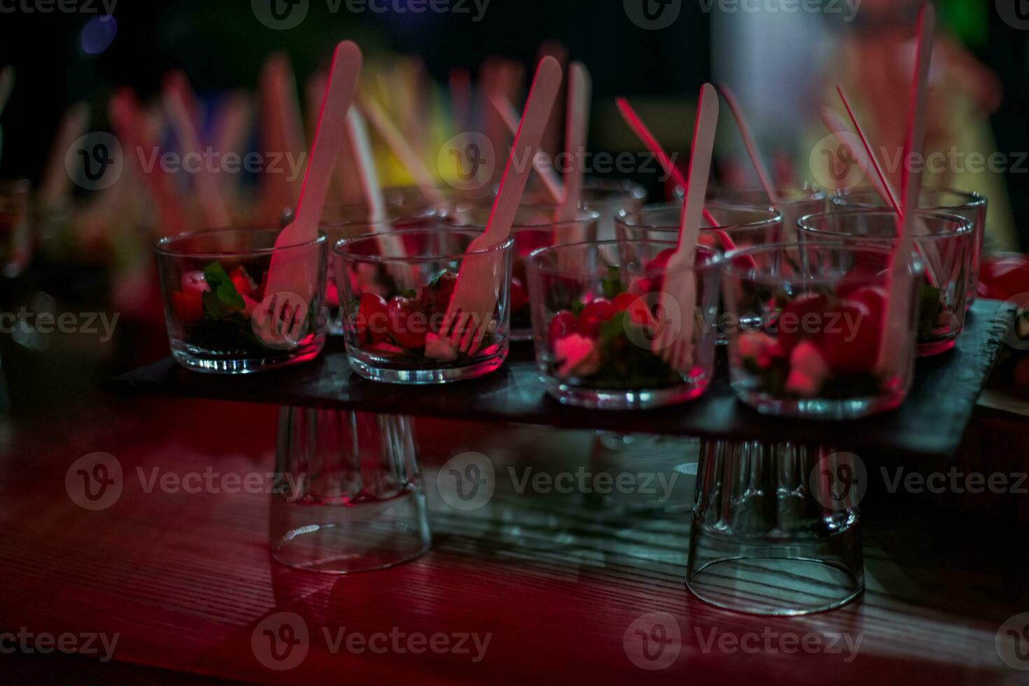 buffet Bij de feest. snel snacks Aan de buffet tafel. gerechten met gehakt vlees en groenten. foto