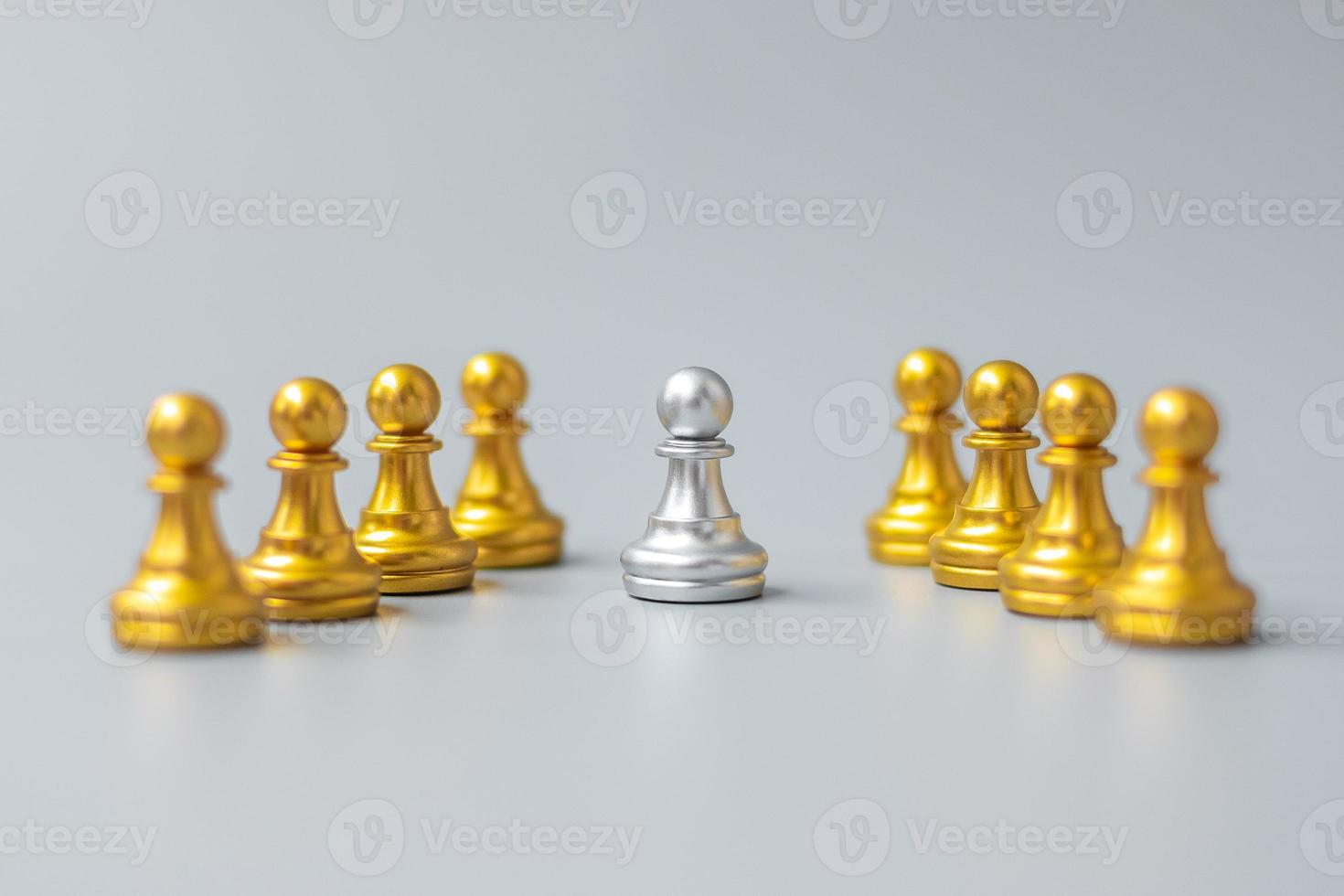gouden schaakpionstukken of leiderzakenman vallen op in de menigte mensen van zilveren mannen. leiderschap, business, team, teamwork en human resource management concept foto
