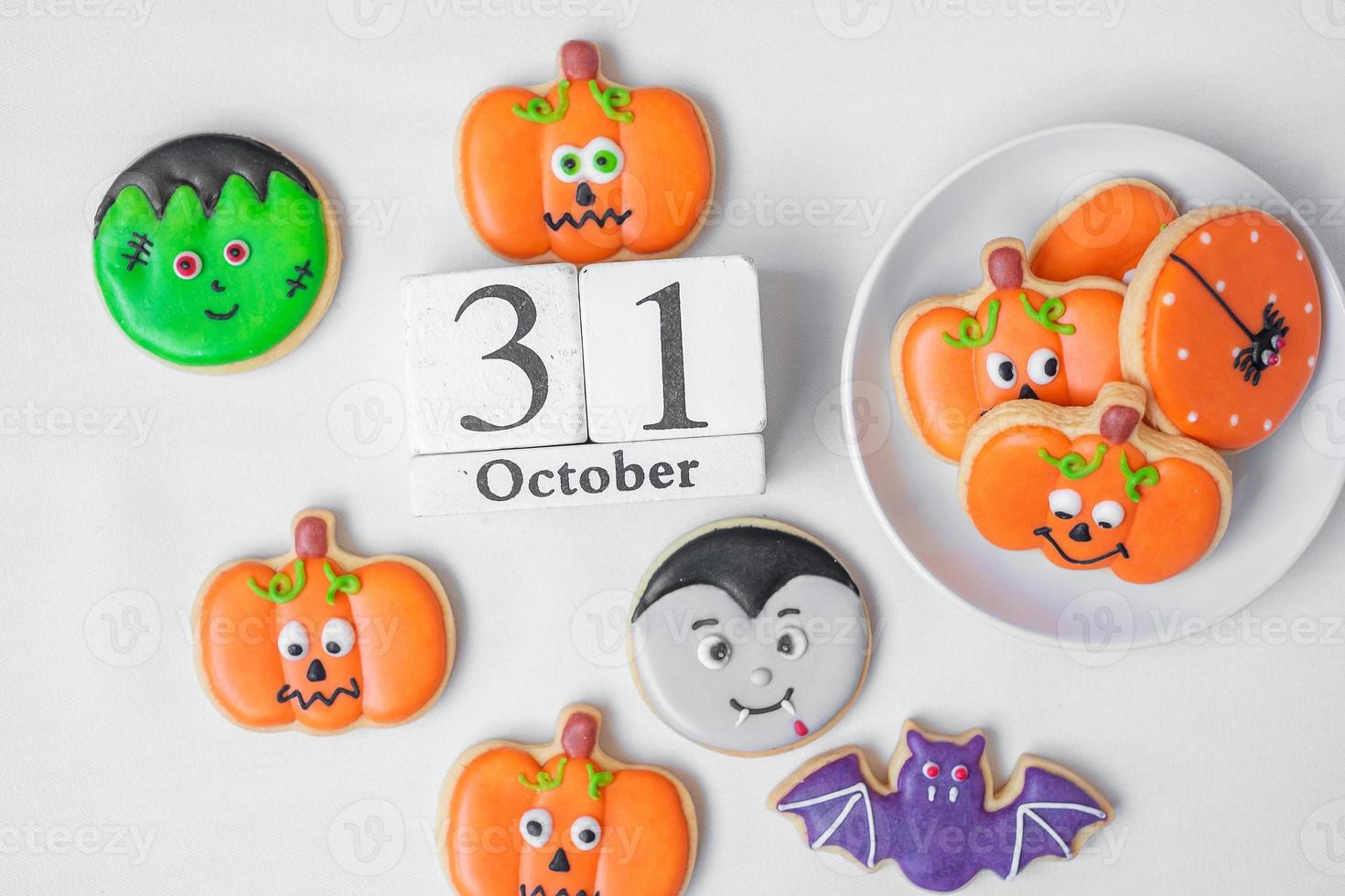 halloween grappige koekjes met 31 oktober kalender op witte achtergrond. truc of bedreiging, gelukkig halloween, hallo oktober, herfstherfst, feestelijk, feest en vakantieconcept foto